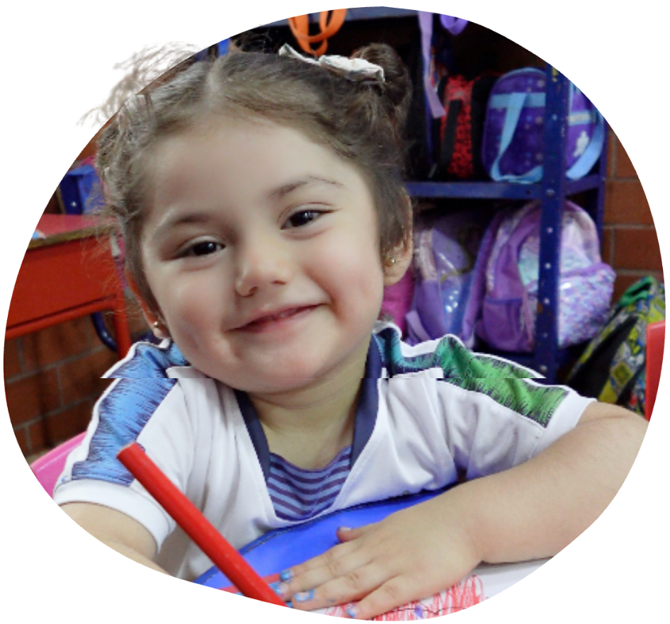 Niña sonriendo en el Liceo Infantil Virrey Solís
